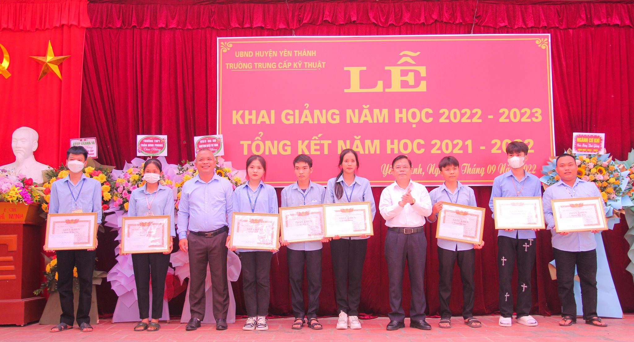 đại diện Tập đoàn Thái Bình Dương trao học bổng cho các em học sinh